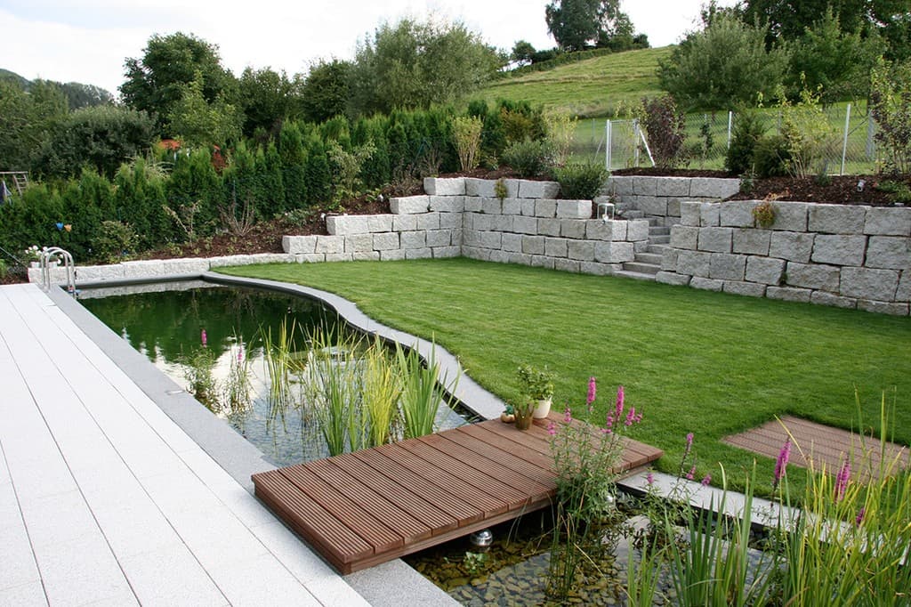 Gartenteich mit Holzsteg