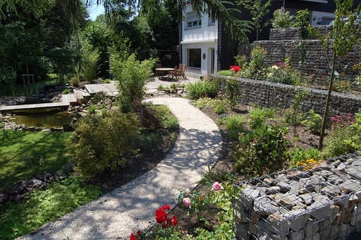 Gartenweg mit Gabionen