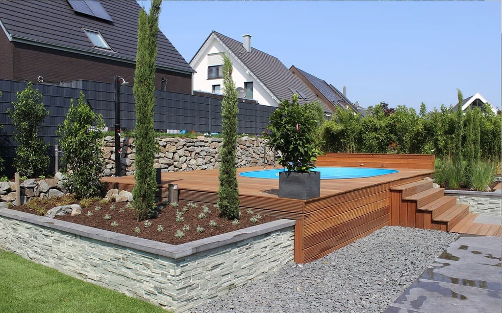 Pool-Anlage mit Naturstein